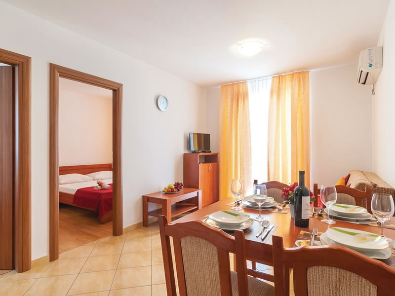 Apartmani Goran - apartman s 2 spavaće sobe i djelomičnim pogledom na more