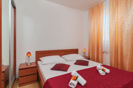 Apartmani Goran - apartman s 2 spavaće sobe i djelomičnim pogledom na more