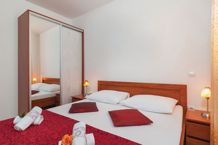 Apartmani Goran - apartman s 2 spavaće sobe i djelomičnim pogledom na more
