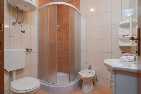Apartmani Goran - apartman s 2 spavaće sobe i djelomičnim pogledom na more