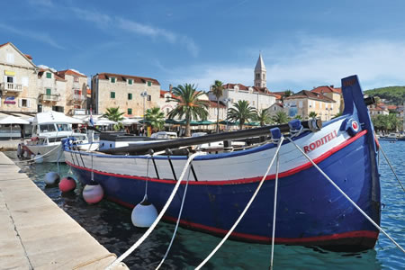 Brod u Supetarskoj luci - otok Brač
